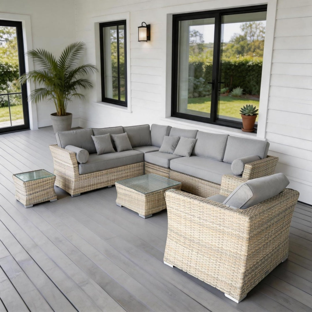 PolyRattan - Deutsche Marke - Eigene Produktion - 8 Jahre Garantie Zwei halbrunde hellbraune Sofas graue Kissen